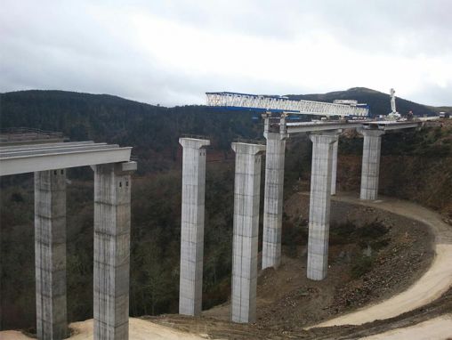 Montaje vigas mediante lanzador viaducto Abadín A8